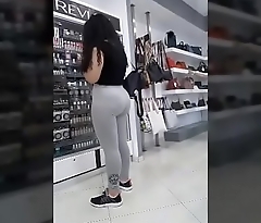 Rica culona en shopping big booty big ass