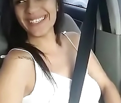 Namorada se masturbando no carro